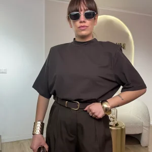 T-shirt over con spallina mezzo collo