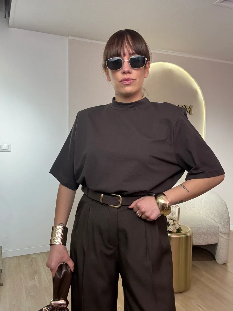 T-shirt over con spallina mezzo collo