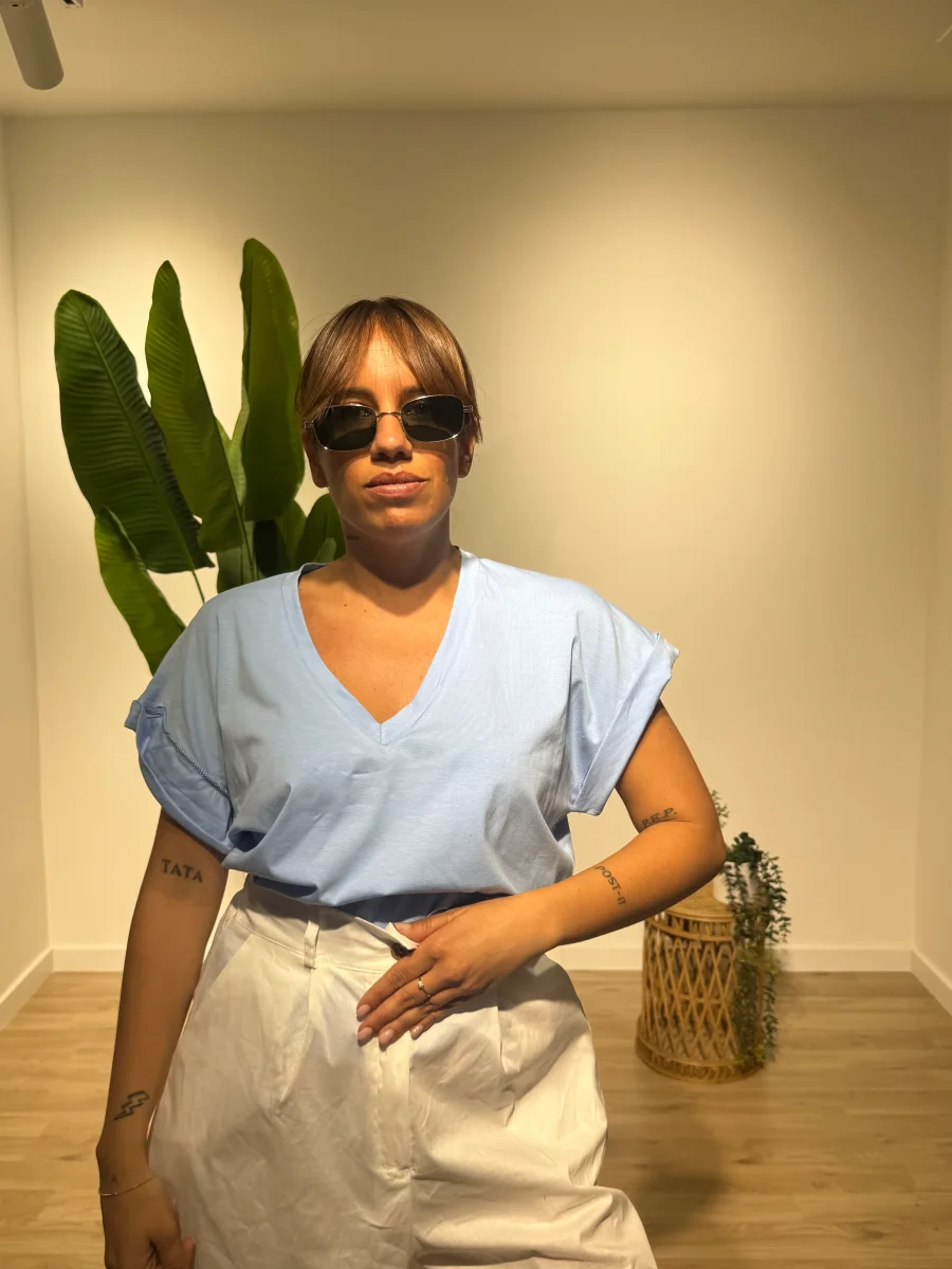 T- shirt in cotone scollo a V - immagine 9