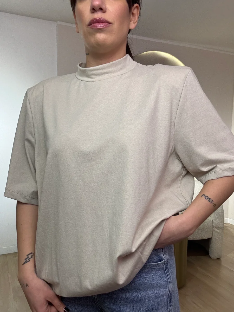 T-shirt over con spallina mezzo collo - immagine 5