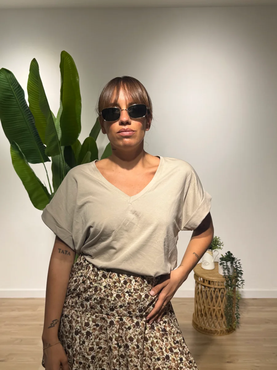 T- shirt in cotone scollo a V - immagine 4