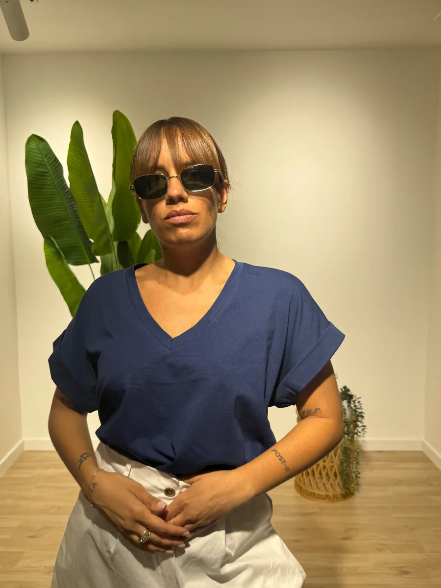 T- shirt in cotone scollo a V - immagine 8