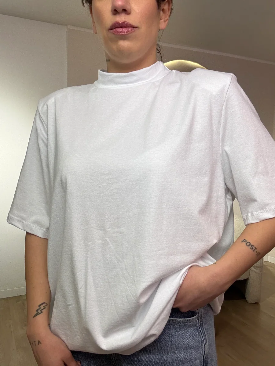 T-shirt over con spallina mezzo collo - immagine 3