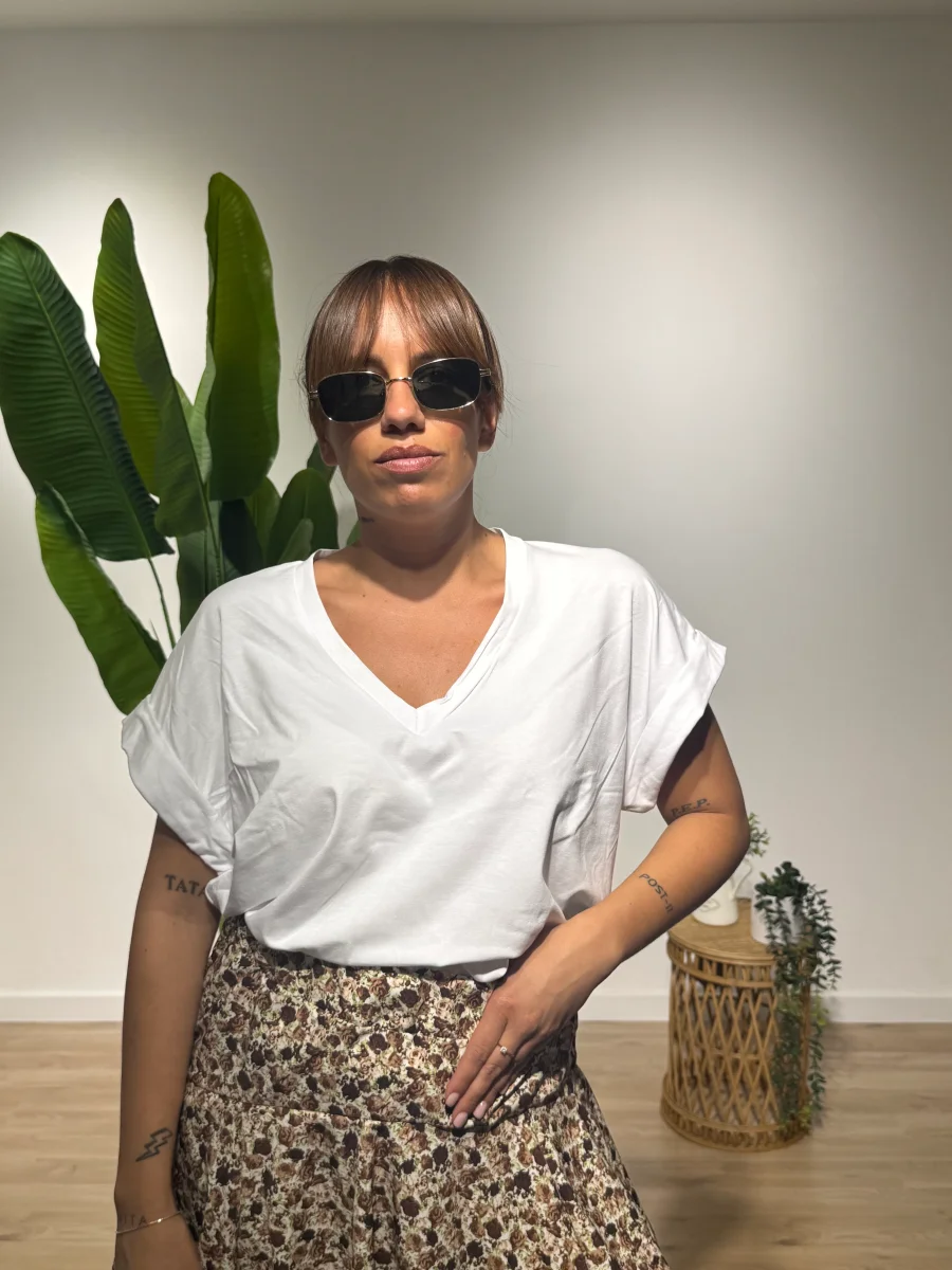 T- shirt in cotone scollo a V - immagine 3